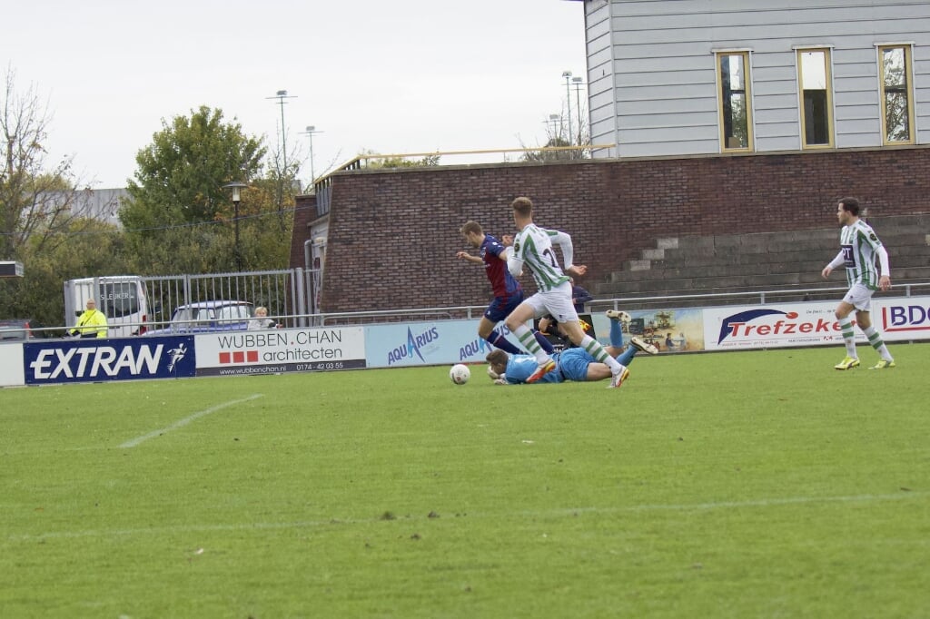 Roy van Beek is op weg naar de 1-0 voor FC 's-Gravenzande.
