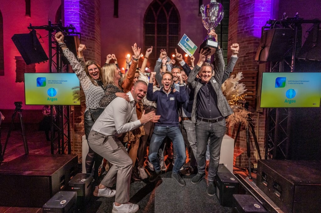 Het team van Argos viert het winnen van de MKB Westport Notarissen Ondernemersprijs.