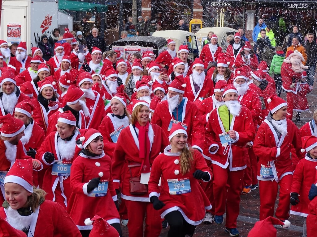 De kerstmannen lopen dit jaar voor het eerst door 's-Gravenzande.