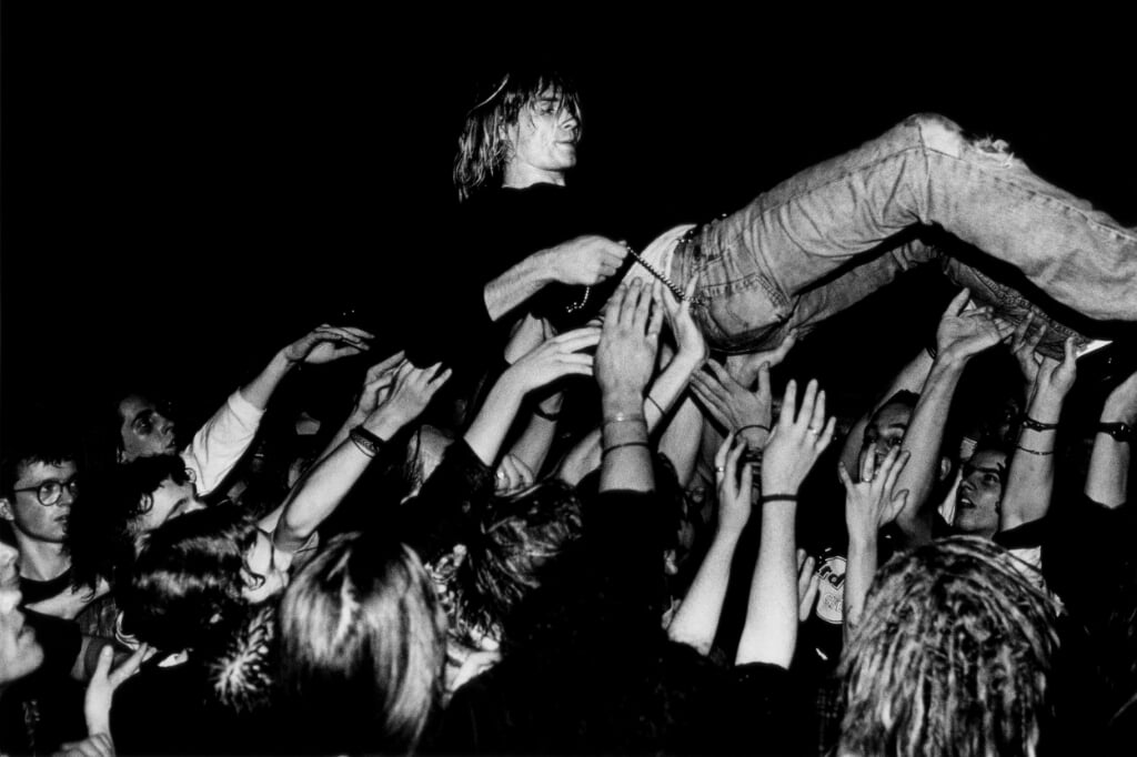 De fans nemen Kurt Cobain mee tijdens een concert van Nirvana in december 1991..