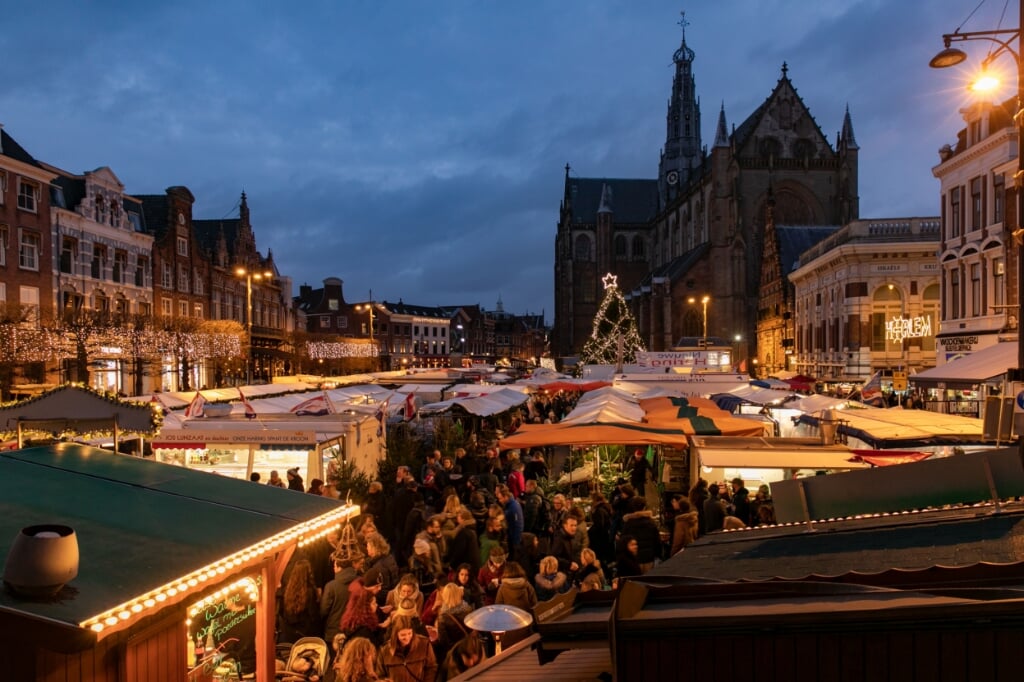 De kerstmarkt in Haarlem wordt groter en groter.