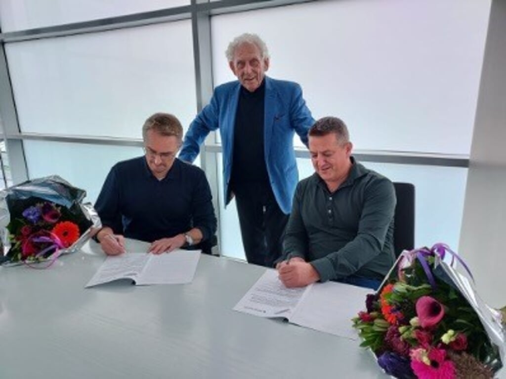Leo de Haan, bestuurslid van Stichting Sport Select, glundert als Paul en Emiel Koppert, directeuren van Koppert Machines B.V., het contract ondertekenen.