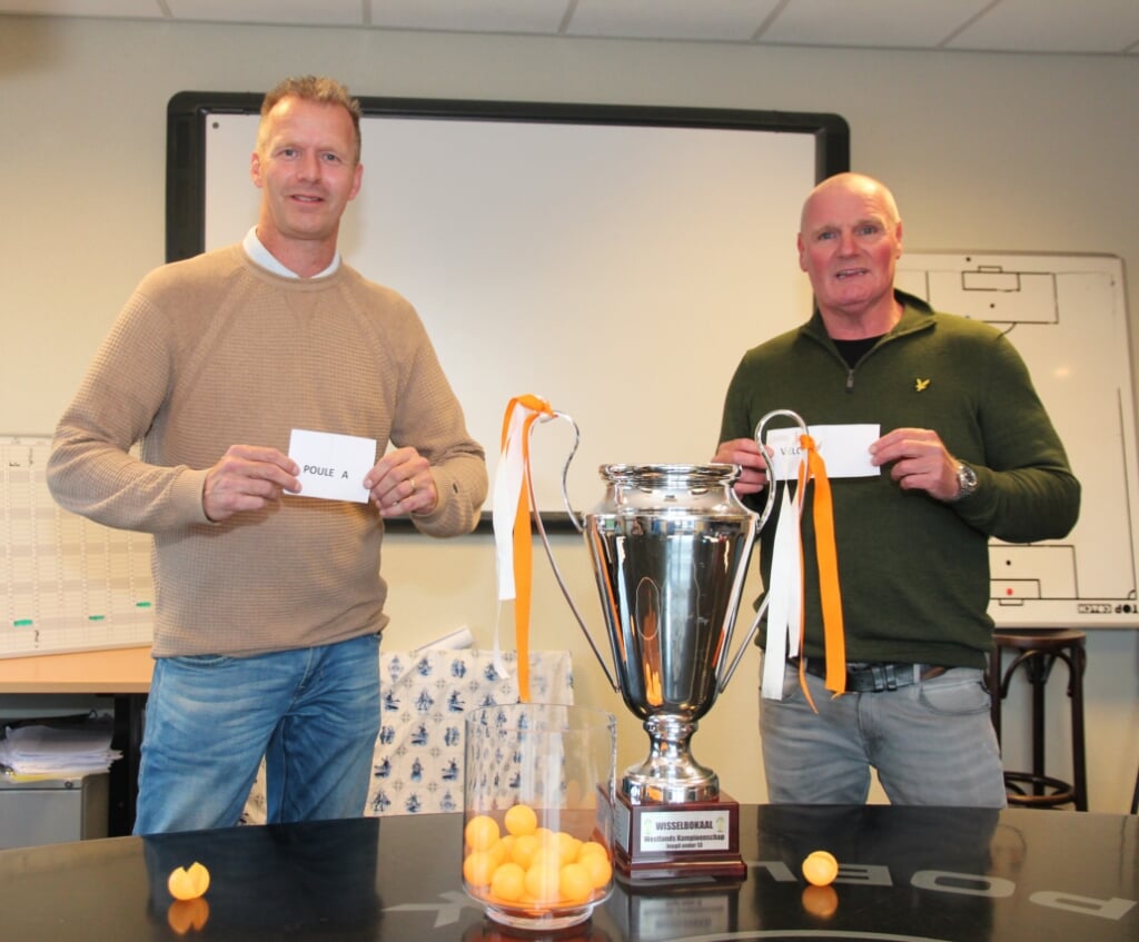 Peter Verbeek en Bernard Zuidgeest verzorgden de loting.