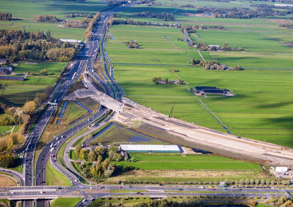Luchtfoto van de nieuwe aansluiting A13/ A16 bij Rotterdam The Hague Airport 