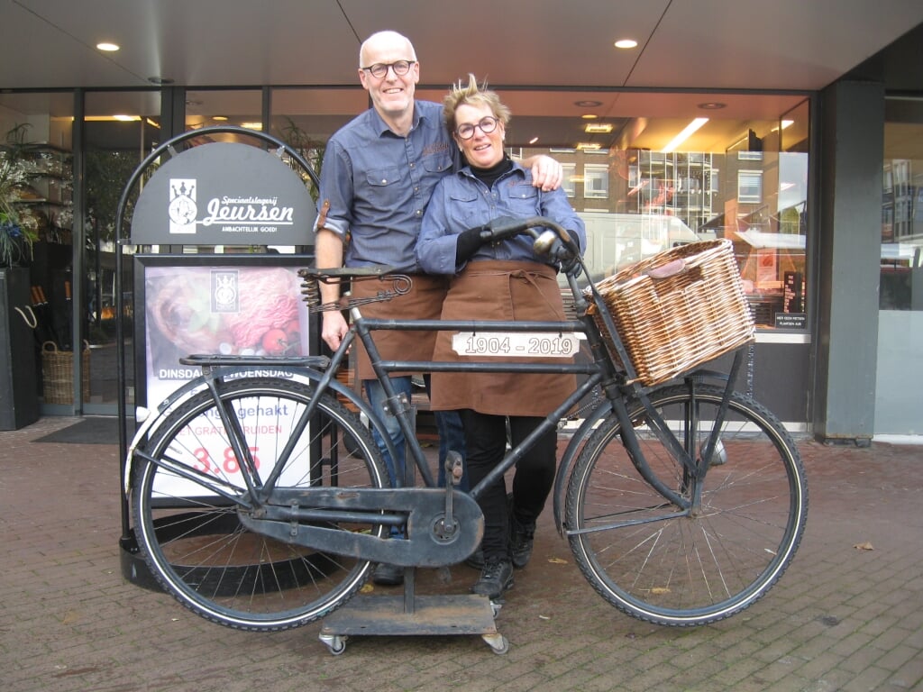 Henry en Karin Jeursen voor hun slagerij in winkelcentrum Loosduinen.