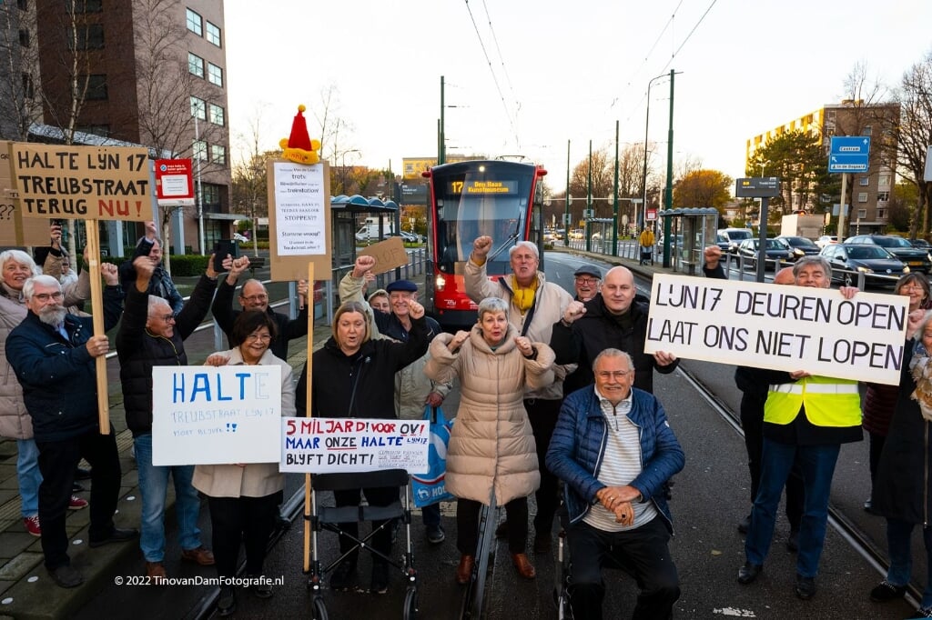 De protesterende bewoners en Tinus Kaffa (Wij. Rijswijk).
