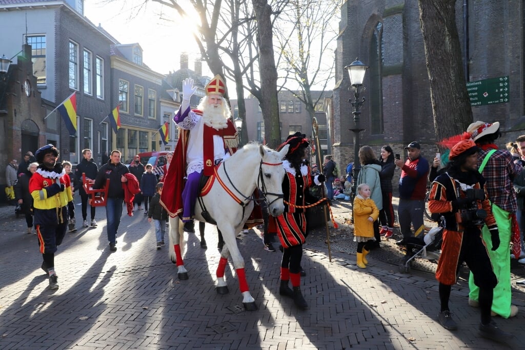 Sinterklaas loopt een rondje op de markt met Ozosnel.
