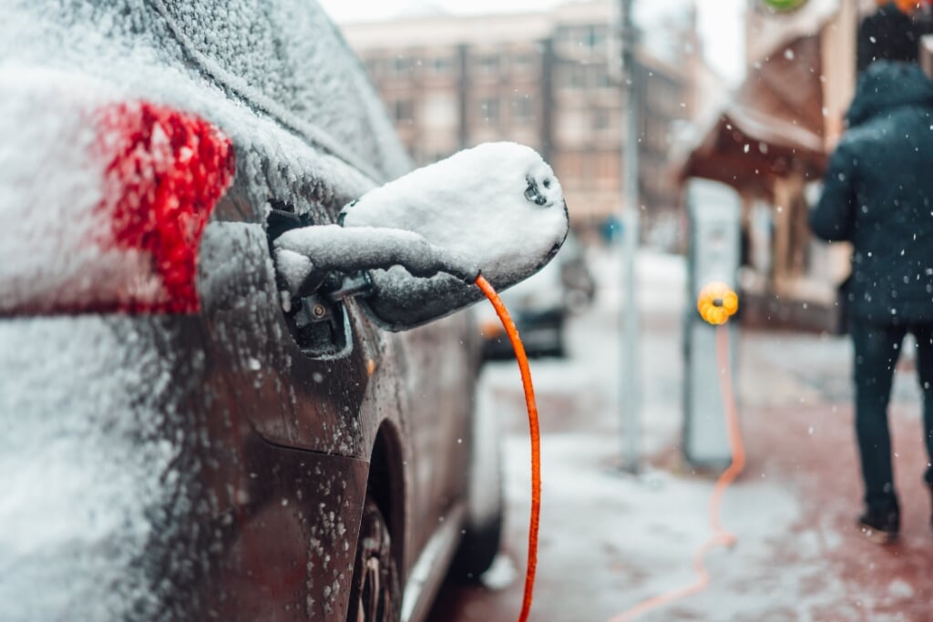 Lage temperaturen verminderen de capaciteit van de batterij en verkleinen daarmee de actieradius van je auto. 