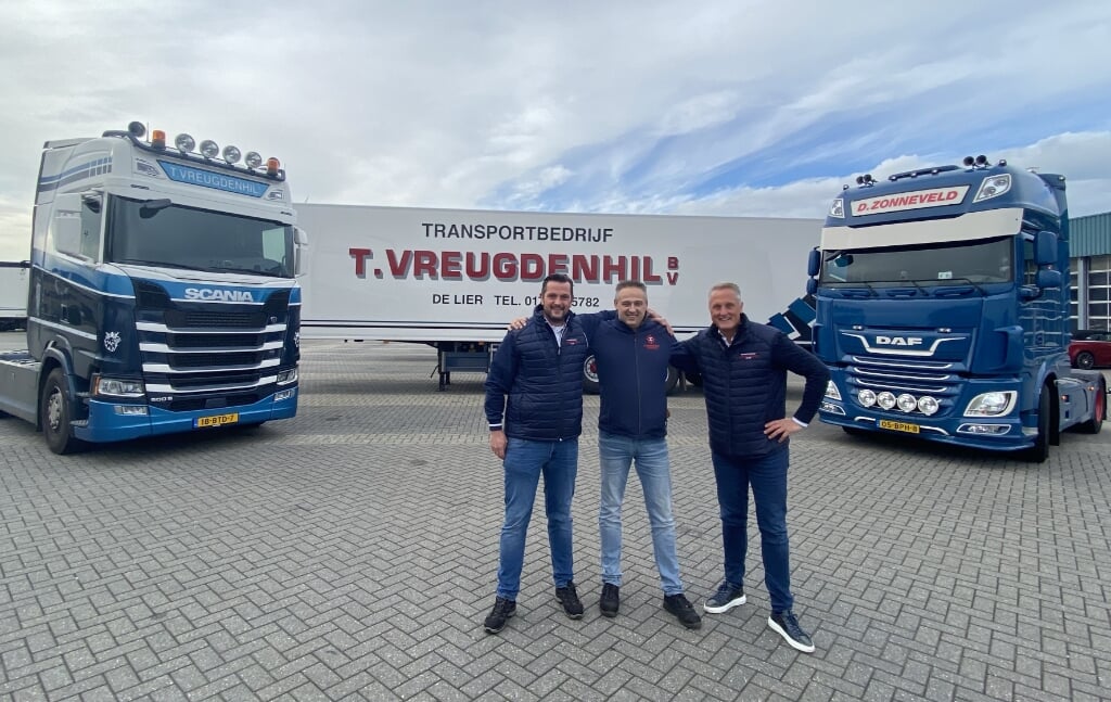 Tim Vreugdenhil, Peter van Velden (D. Zonneveld Transport b.v.) en Ton Vreugdenhil gaan de krachten bundelen. Ze zien de toekomst zonnig tegemoet.