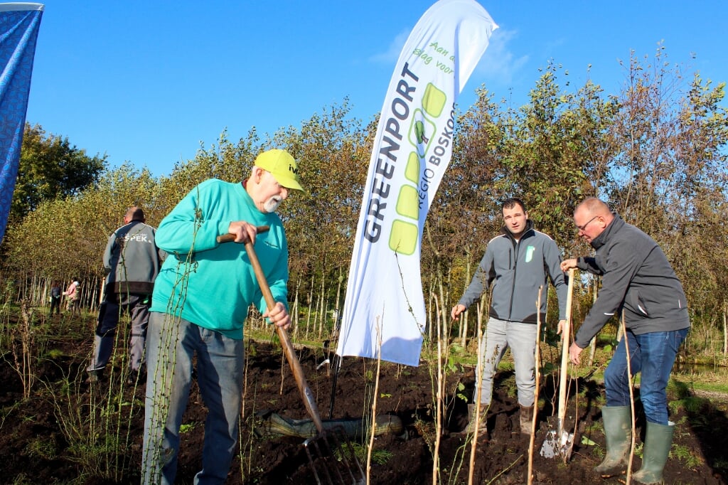 Initiatiefnemer Arie Cees de Jong (re) bezig met aanplanten van het vogelbos, samen met klimaatburgemeester Hans van Dam (li) en Robbert-Jan van der Spek (mi).