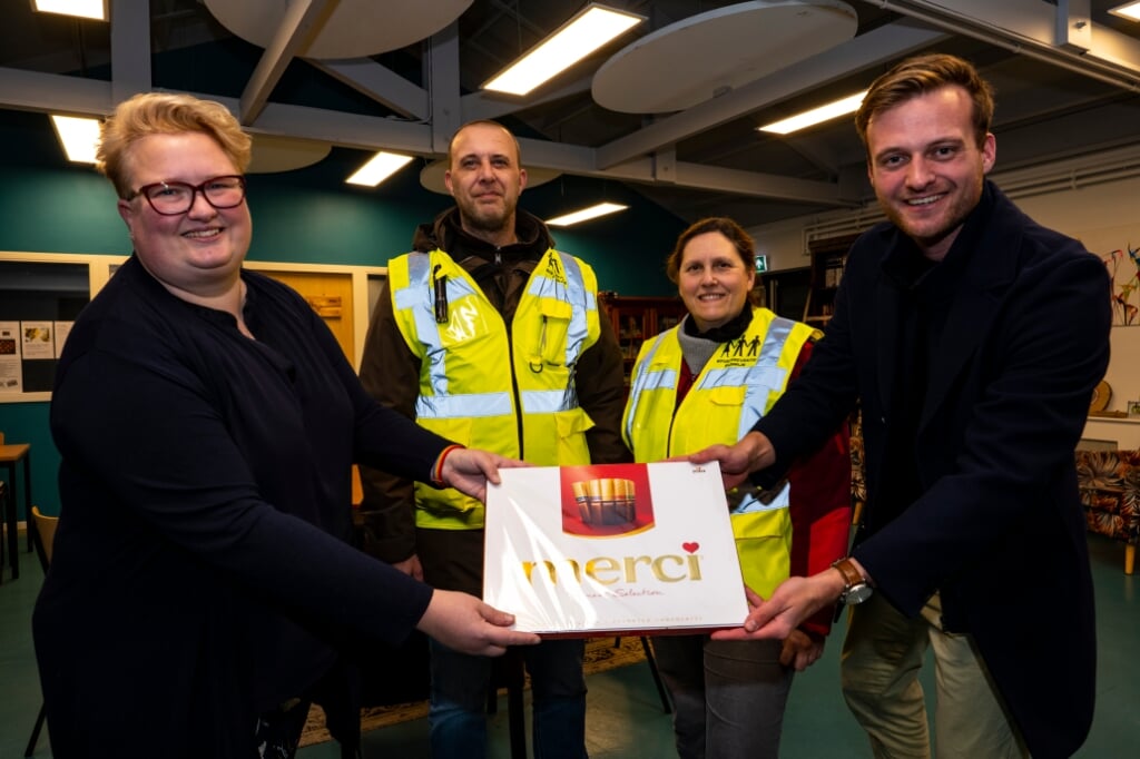 Irene Jansen en Tino van Dam bedanken de vrijwilligers van het Buurtpreventieteam.