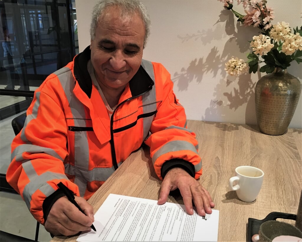 Bozan tekende vorige week zijn contract bij Kees van der Does Loonbedrijf en is dolblij dat hij aan de slag kan gaan. 