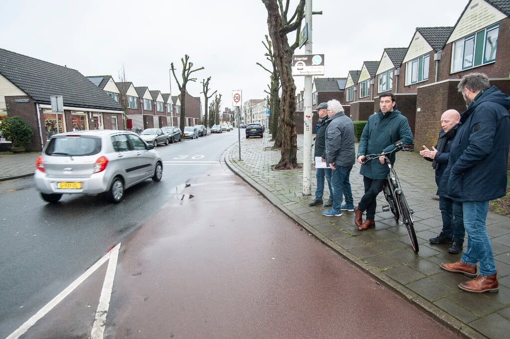 Wethouder Robert van Asten bij het deel van de straat dat door fietsers als onveilig wordt ervaren. 
