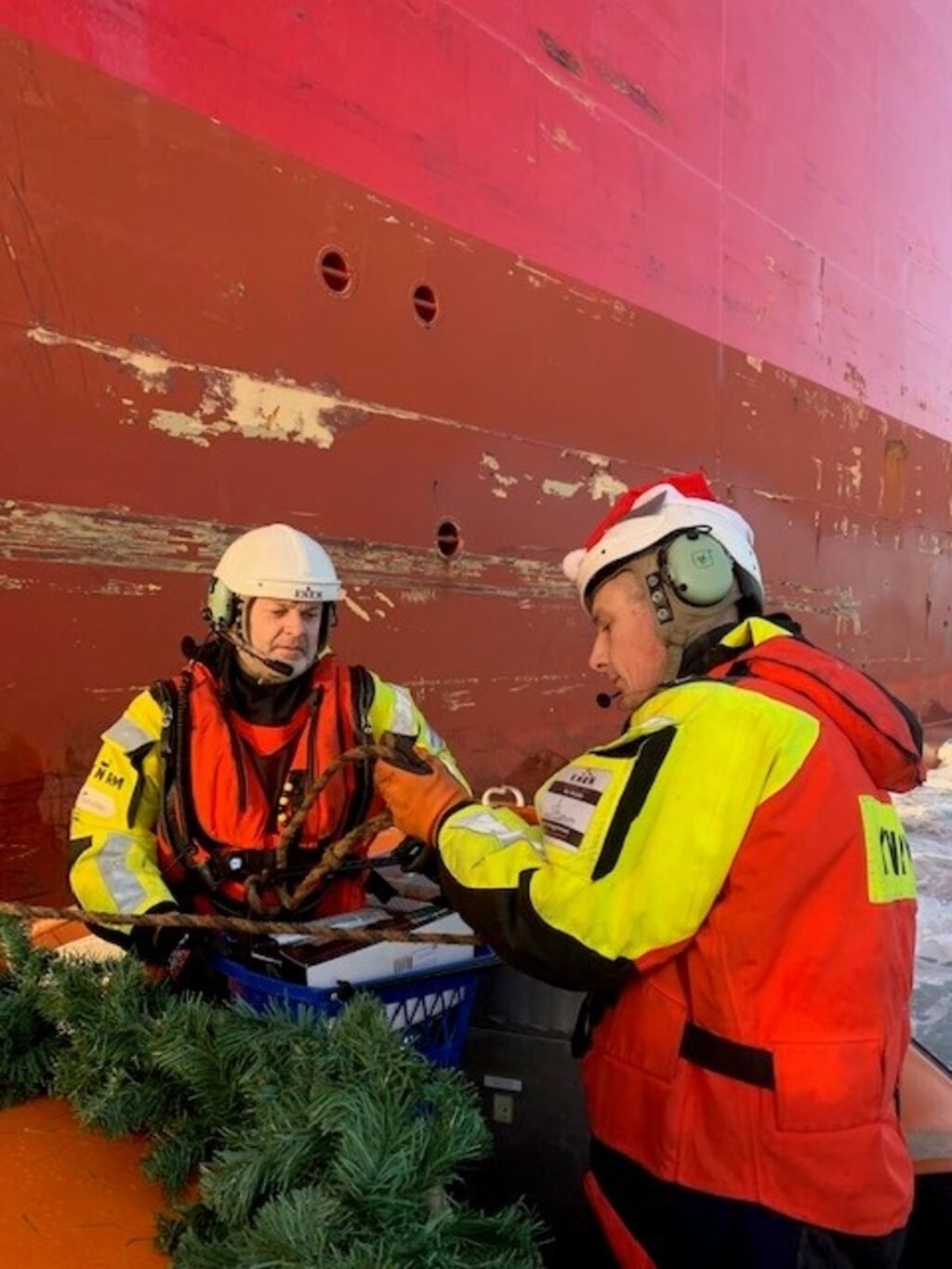 Redders van de KNRM maken kerstbroden klaar voor transport naar een schip.