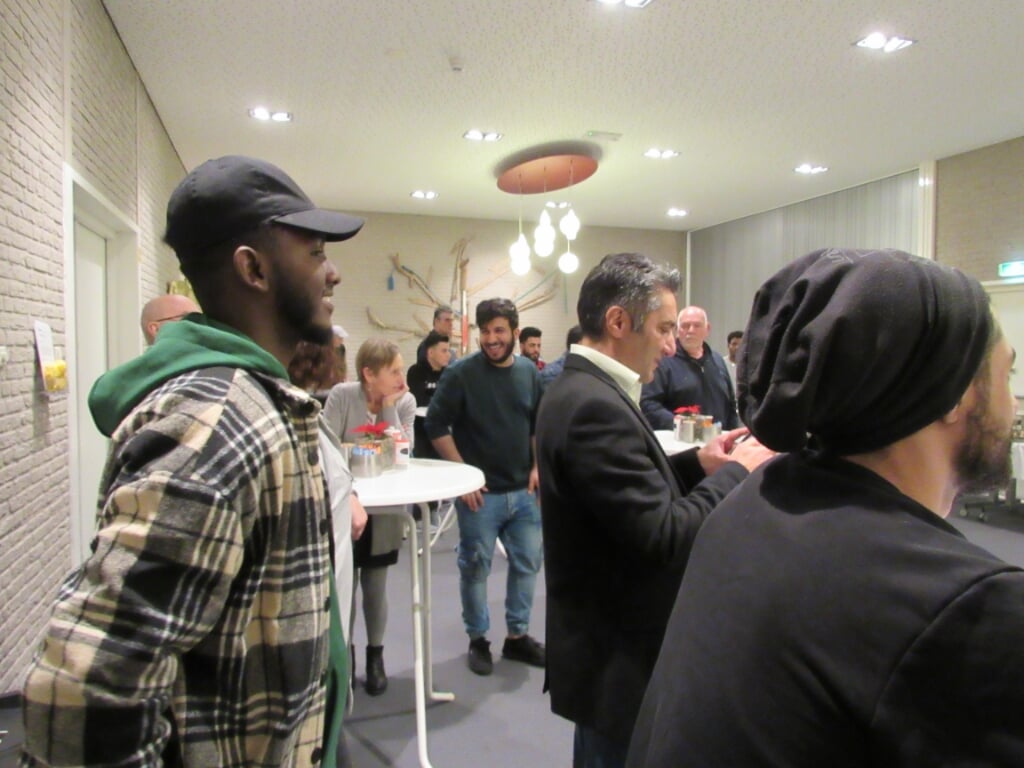 Vluchtelingen, statushouders, ketenpartners en vrijwilligers konden elkaar vorige week dinsdagavond ontmoeten in de EGMA-kerk in Maassluis. Daarbij werd ook de inwendige mens niet vergeten.