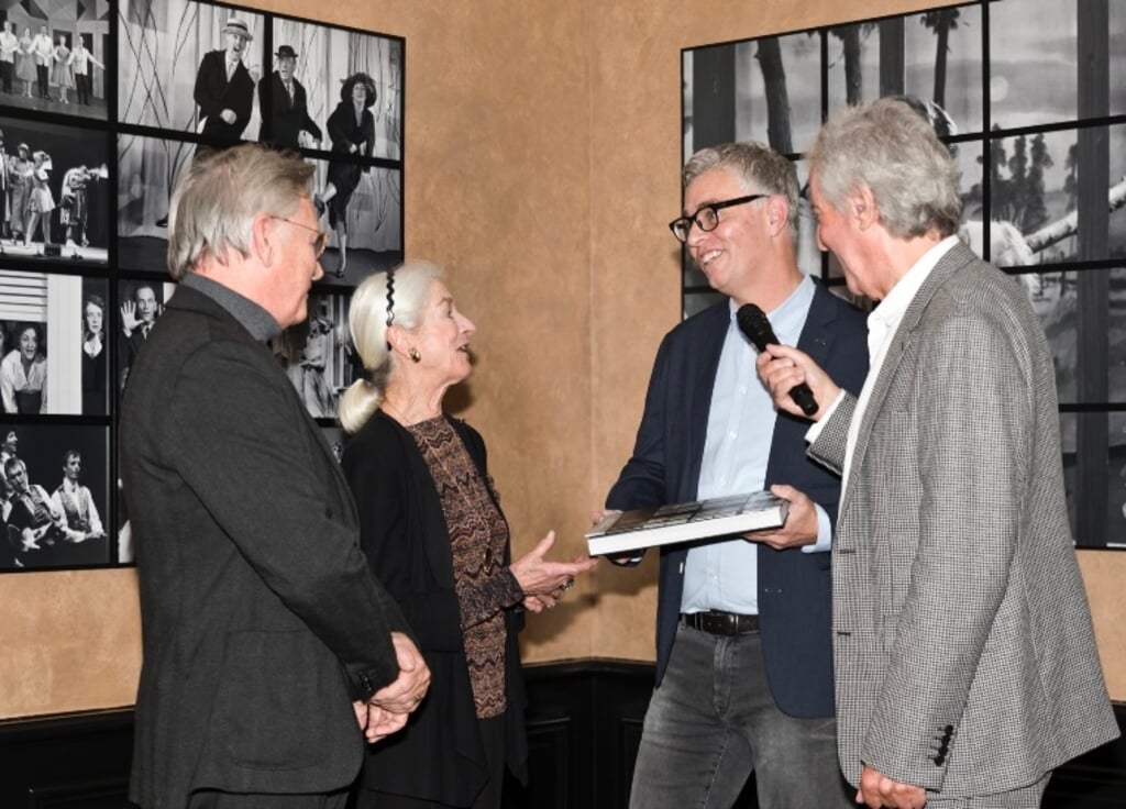 Onlangs presenteerde Yoeri van den Busken (tweede van rechts het boek aan Alexandra Radius en Han Ebbelaar.