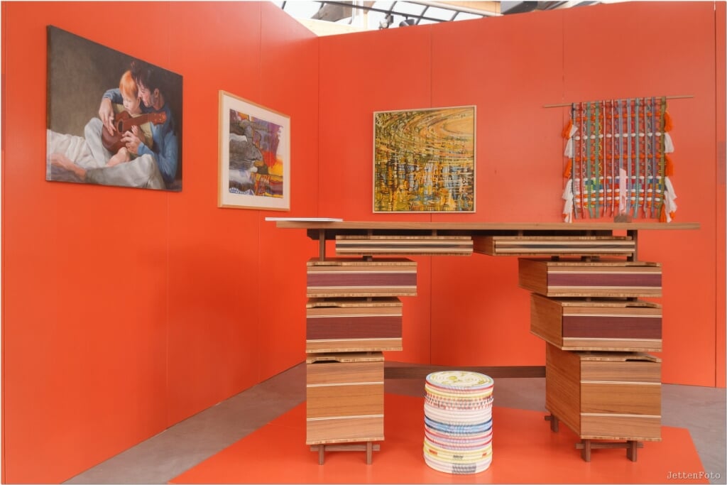 Houten meubels komen samen met schilderijen en andere designaccessoires.