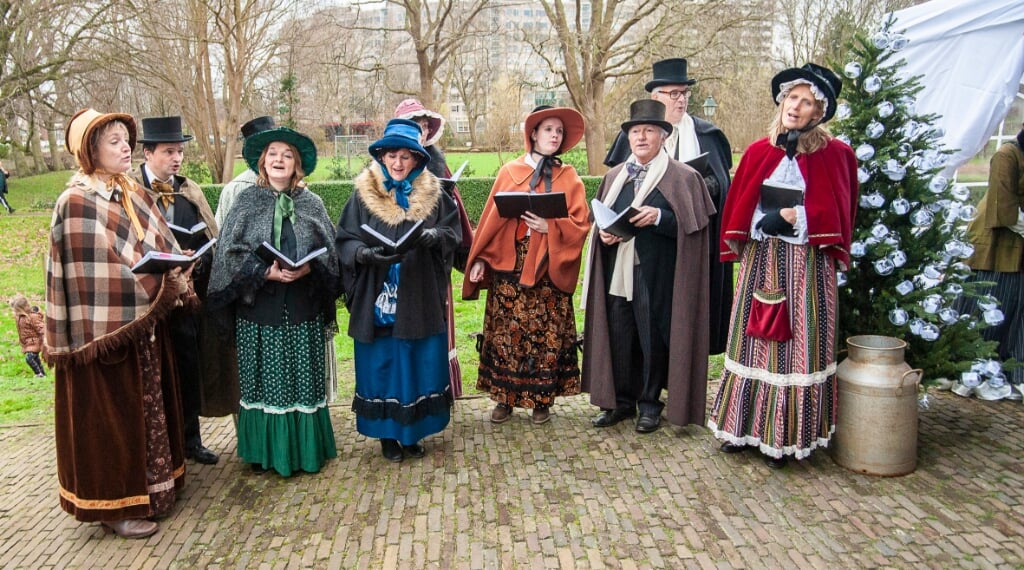 Tijdens het festival dragen vrijwilligers kostuums uit de tijd van Dickens.