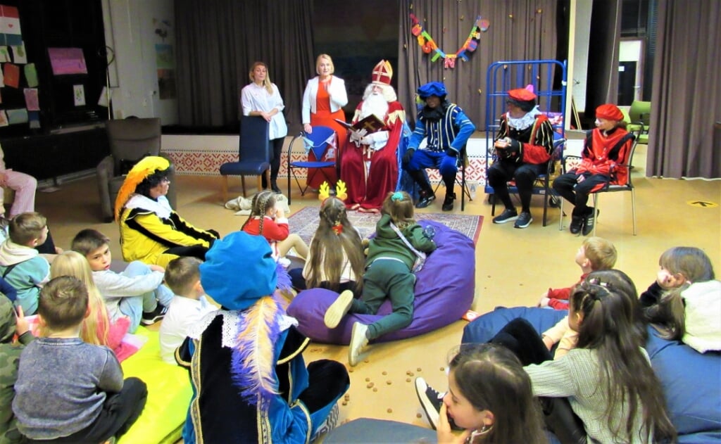 Sinterklaas en zijn gevolg kwamen vorige week vrijdagavond naar de Vliet om de daar wonende Oekraïense kinderen behalve met zijn bezoek ook met cadeautjes te verrassen. Dat werd zeer op prijs gesteld ook door de volwassenen. 