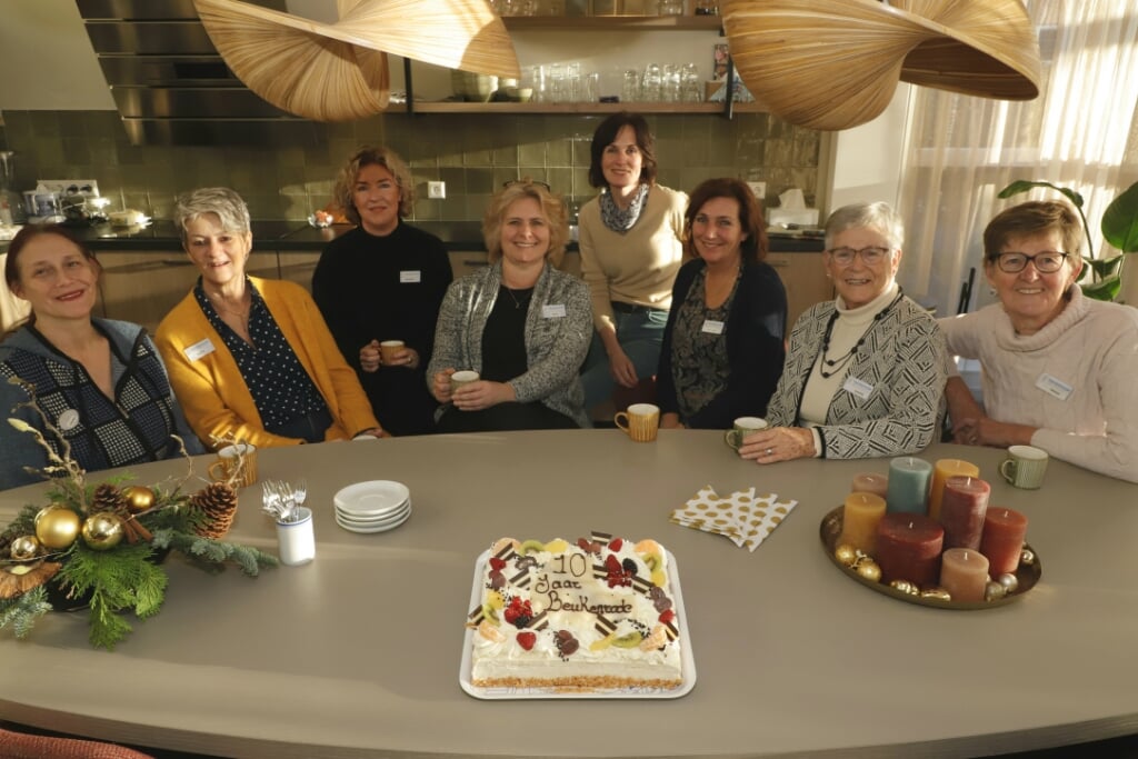 Team van vrijwilligers en medewerkers viert het 10-jarig bestaan van Beukenrode.