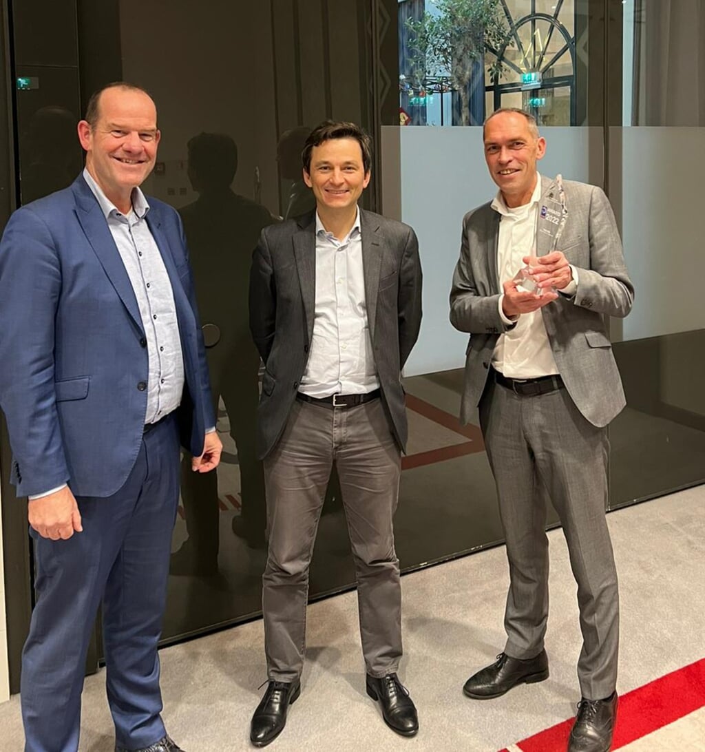 Jan Hofstede (CEO Zeeuw & Zeeuw), Jerome Daumont (President GCRE) en Marco Ligtelijn (Directeur Renault/Dacia Zeeuw & Zeeuw)