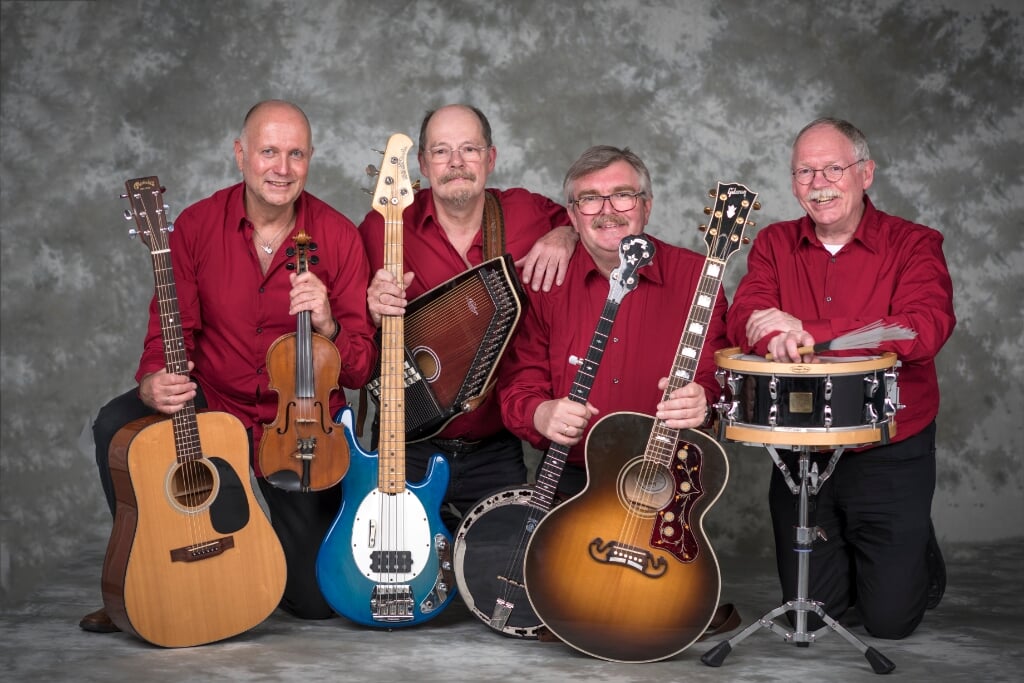 De Hoekse Senior String Band speelt bekende country songs.