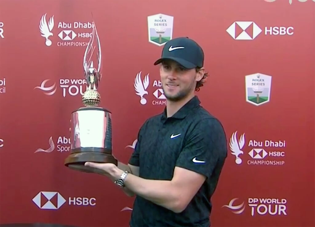 Thomas Pieters koestert de immense trofee van Abu Dhabi HSBC Championship.