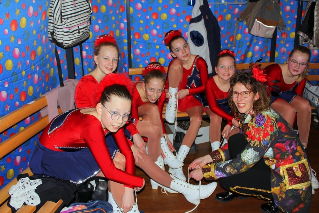 Bij carnavalsvereniging De Krooshappers konden de dansmariekes eindelijk weer optreden, zaterdag tijdens het Opkikkerfeest. Begeleidster Angelique Steens helpt met omkleden.