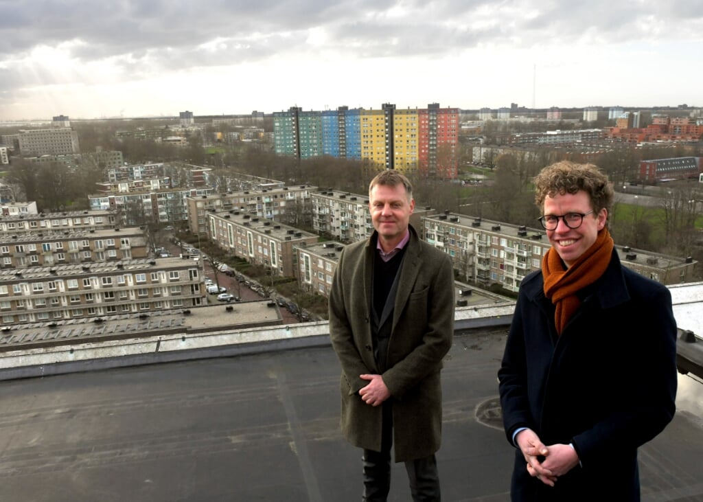 Wethouder Martijn Balster (rechts) en  Gijsbert van Herk, bestuursvoorzitter van Staedion met op de achtergrond het gebied waar gerenoveerd en gebouwd gaat worden.