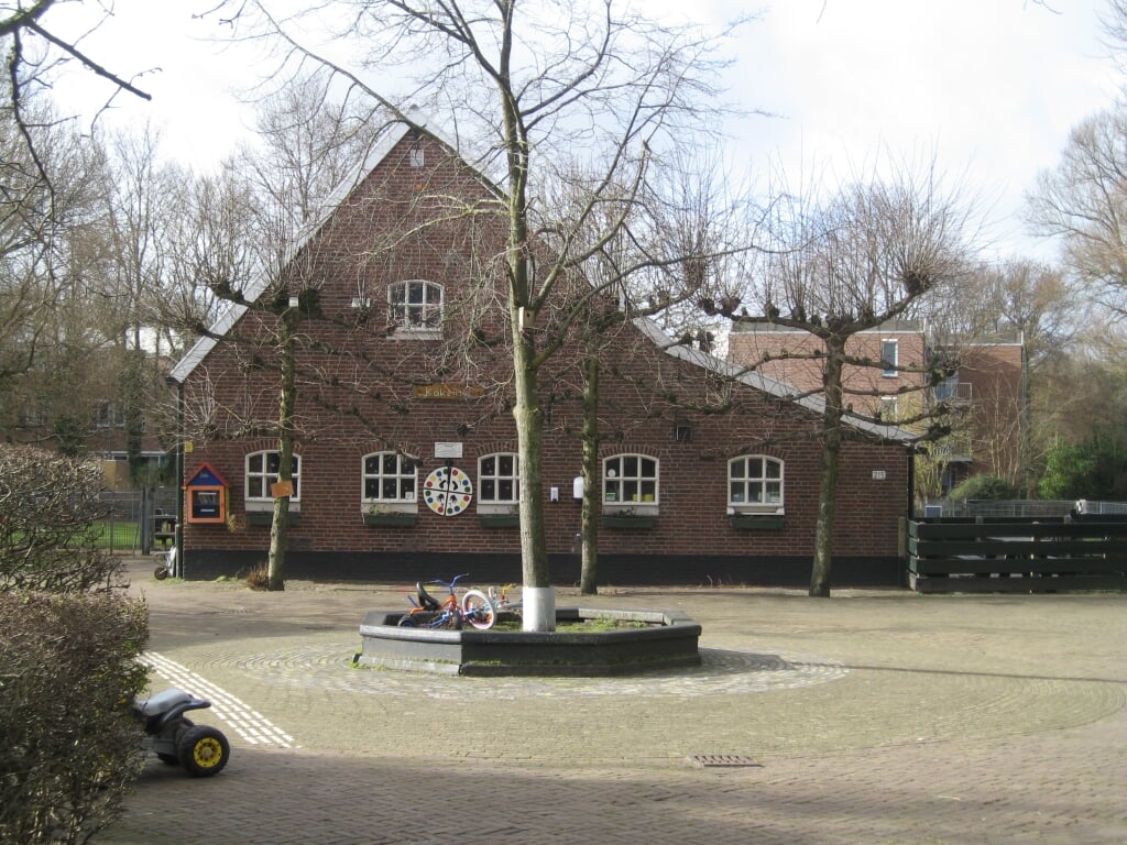 Stadsboerderij de Kakelhof aan de Puccinistraat zoekt hulp voor het schilderen van het verblijf voor de Vlaamse reuzen.