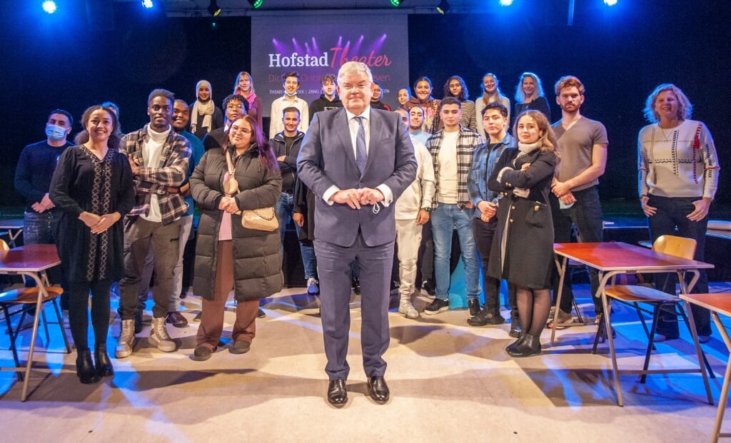 Jan van Zanen sprak met jongeren op Hofstad College onder andere over de komende gemeenteraadsverkiezingen.