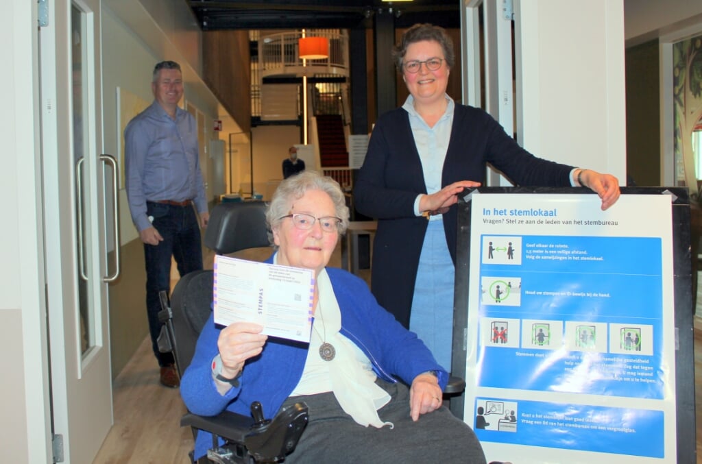 In het pop-up stembureau brengt Annie van Klaveren-Schep (82) haar stem uit. Het mobiele bureau reisde maandag langs zorglocaties in Boskoop, Hazerswoude en Alphen.