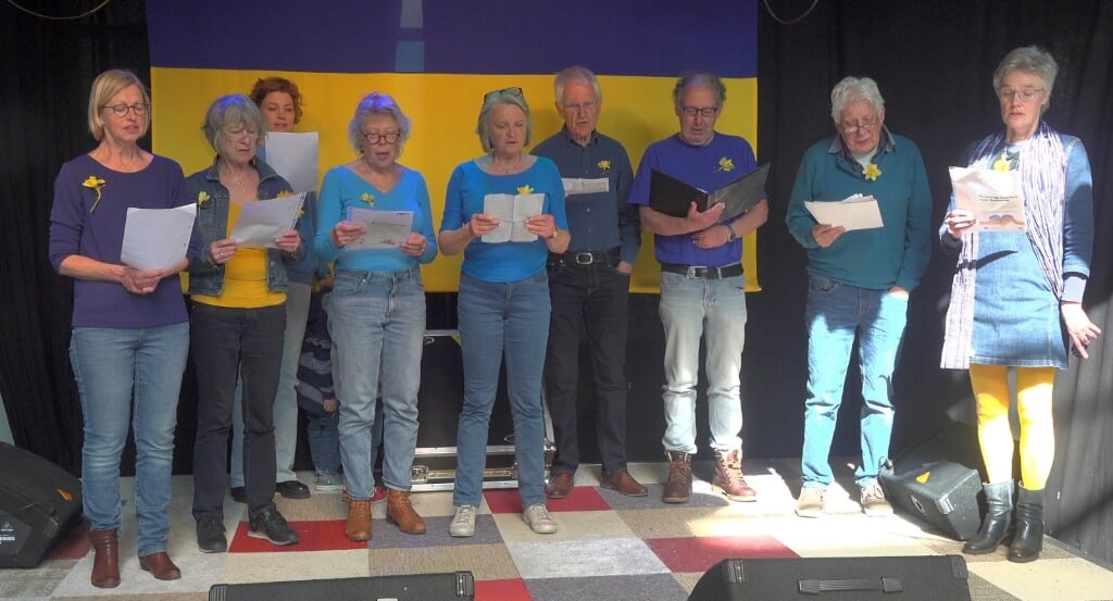 Haarlems Koor Lokaal. zingt Oekraïens volkslied.