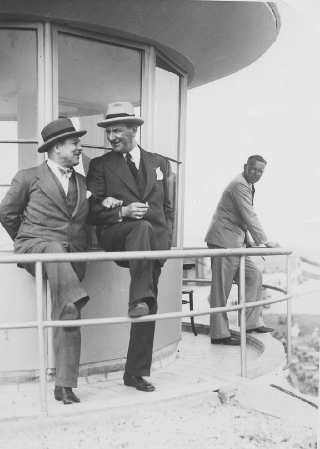 Jan Olieslagers (links) en Marius van Meel op de verkeerstoren op 30 augustus 1936 tijdens 2e dag van openingsfeest van vliegveld Ypenburg