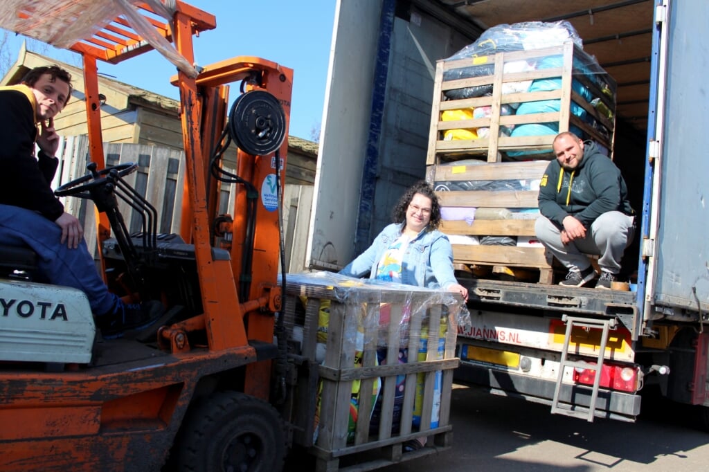 Anna en Mateusz Lelit hebben inmiddels twee vrachtwagens met hulpgoederen kunnen uitzwaaien, na een zeer succesvolle inzameling.