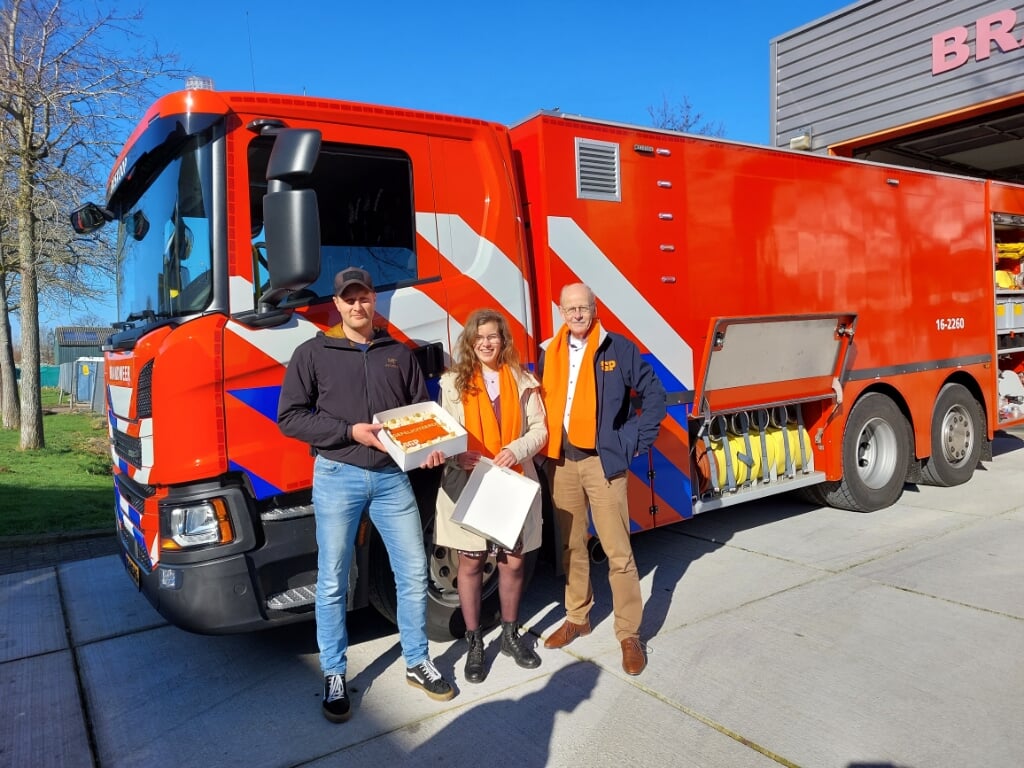 De SGP Alphen feliciteert de vrijwillige brandweer Boskoop met het nieuwe voertuig. 