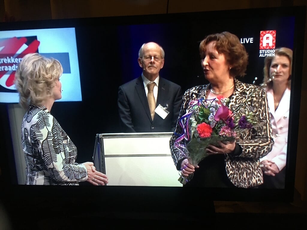 Burgemeester Spies bedankt debatleider Inge Diepman, achter haar Hans van Kuijk en Filine Verloop.