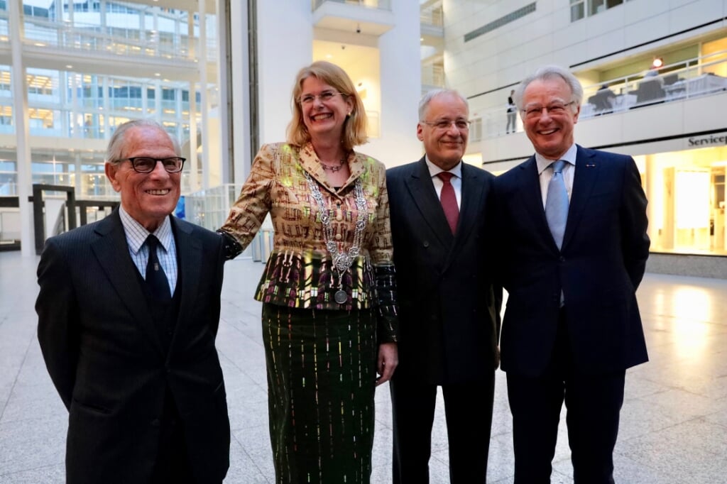 Ad Havermans (helemaal links) met drie andere oud-burgemeesters van Den Haag.