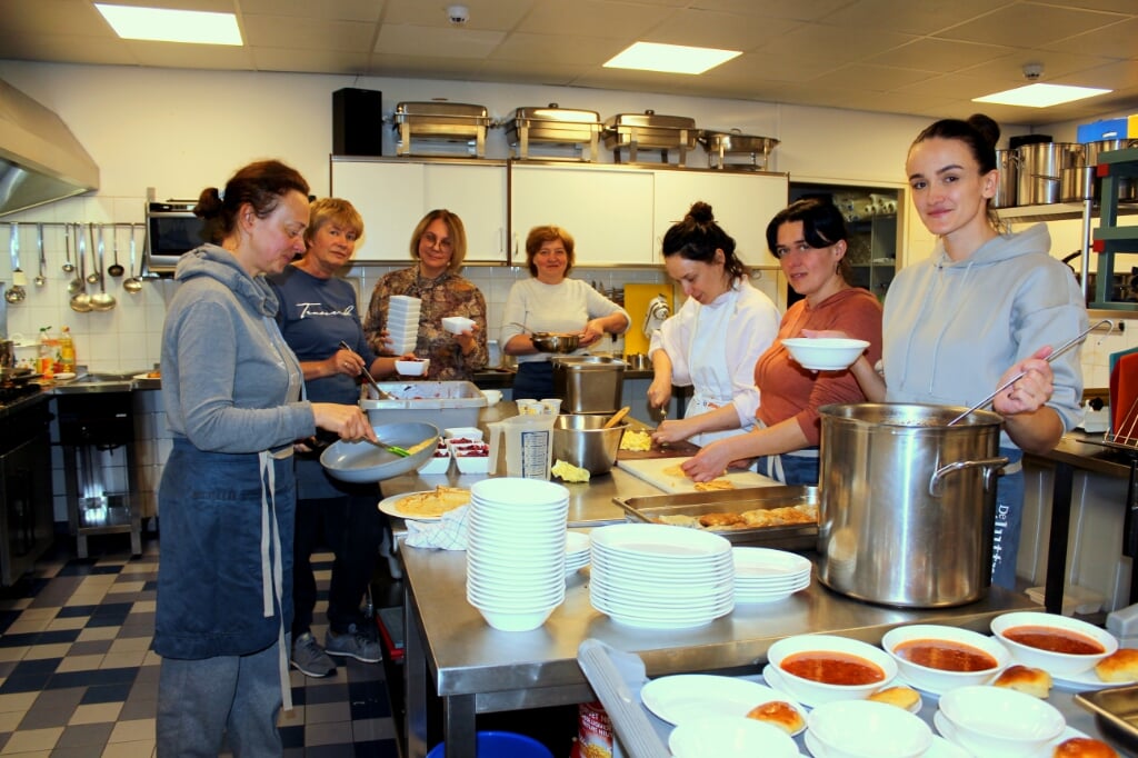 Olga Surova (3e van links) uit Hazerswoude-Dorp coördineert het maaltijdproject in Dorpshuis De Juffrouw.
