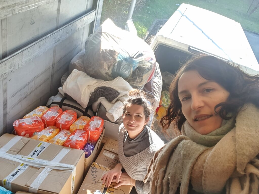 Pauline en haar zus hebben dankzij hun inzamelingsacties en de vrijgevigheid van de bewoners van Leidschenveen al drie volle vrachtwagens naar Oekraïne kunnen sturen. 