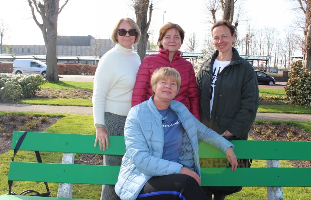Larysa samen met vriendin Olga uit Hazerswoude (li) en met zus Inna en vriendin Larysa, die zijn meegekomen naar Nederland