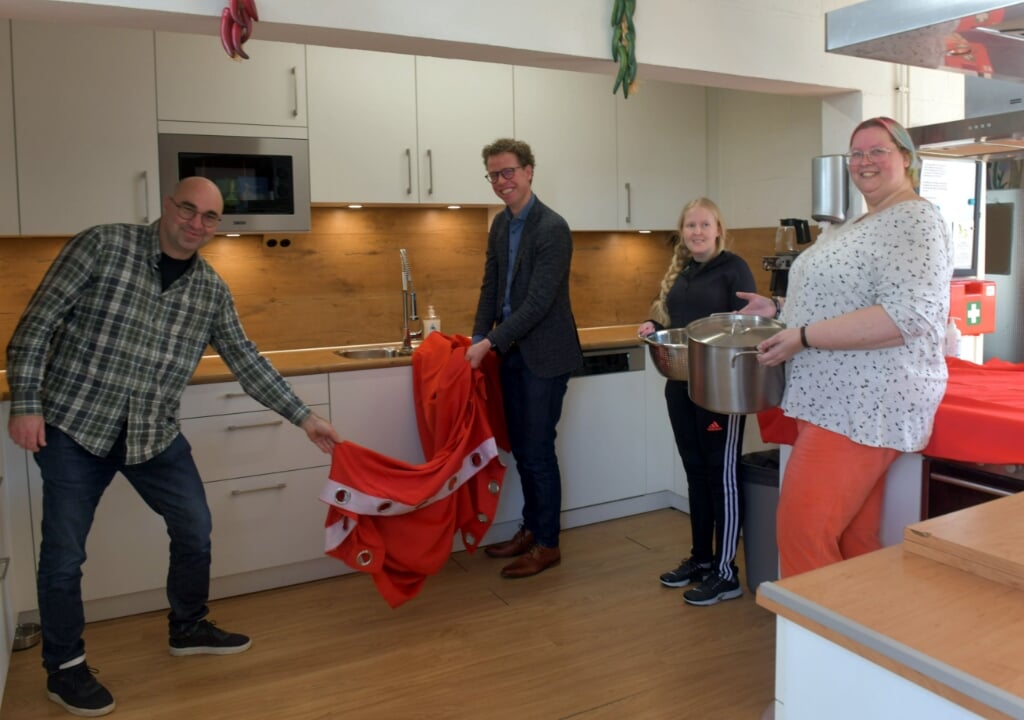 Wethouder Martijn Balster neemt de keuken officieel in gebruik.