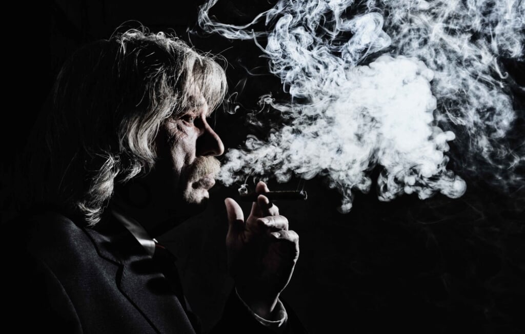 Johan Derksen rookt graag een sigaar.