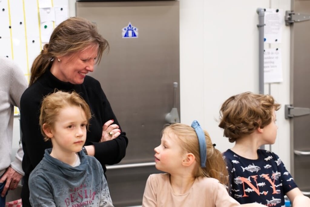Burgemeester Anja Schouten verraste kinderen bij bakkerij Fermento.