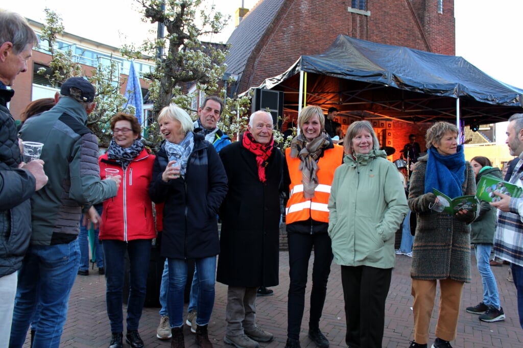 De Boskoopse Cynthia Korver (in oranje hesje) organiseerde voor het eerst een enorm evenement, als vrijwilligster bij Boskoop800. Naast haar (met rode sjaal) oud-burgemeester Coos Rijsdijk, tevens voorzitter van Stichting Boskoop800.