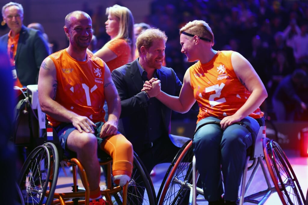 Prins Harry praat met Wouter Bakker en Fenna Geugies van het Nederlandse rolstoel basketbalteam.