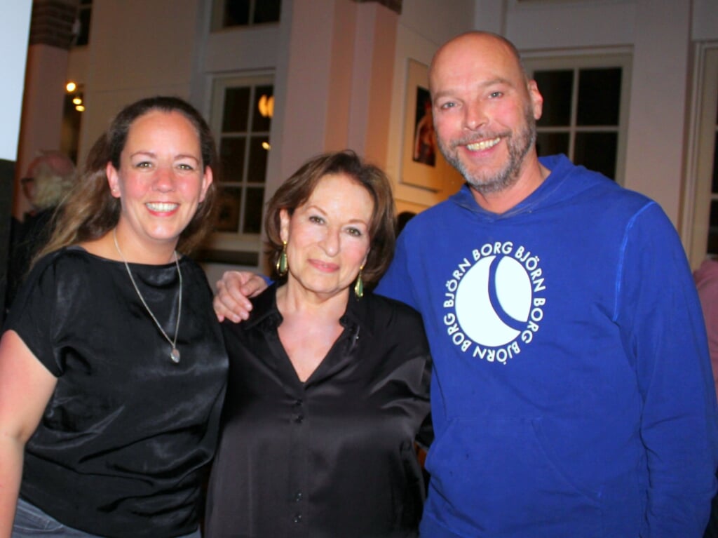 Acteurs Jacqueline Hogenes (Judith) en Dennis Middelkoop (Maurits) met bezoekster Reina van Staveren (midden). Maurits en Judith waren haar ouders. 