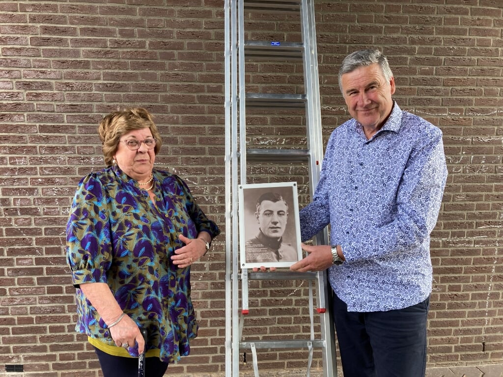 Johan Kox en zijn nicht met de foto van Wim Kox.