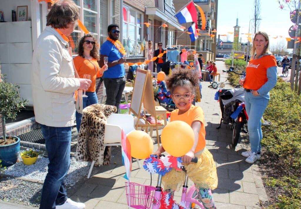 Oranjetompoezen, oranje outfits en vlaggen met oranje wimpel: we zijn klaar voor Koningsdag. En deze keer niet alleen in de eigen voortuin.