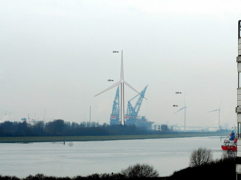 Deze montagefoto laat zien hoe hoog de geplande windturbine op de Landtong uitsteekt boven de kraanschepen van Heerema. 